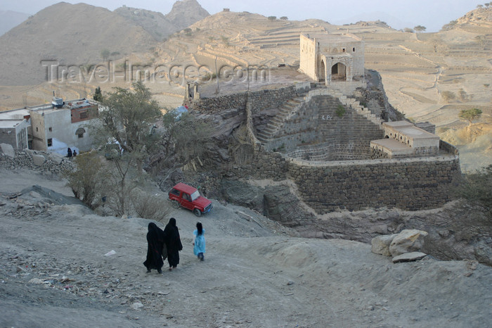 yemen27: Yemen - Hajja governorate - two women in black and a girl blue  near an old water reservoir - photo by E.Andersen - (c) Travel-Images.com - Stock Photography agency - Image Bank