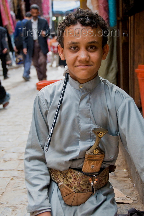 yemen37: Sana'a / Sanaa, Yemen: boy with Jambiyya - with a jambiya at the waist - Arabian ceremonial dagger with a  short curved blade that is worn on a belt - the jambiyya identifies his clan - photo by J.Pemberton - (c) Travel-Images.com - Stock Photography agency - Image Bank