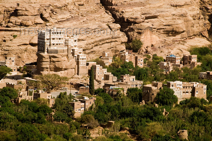 yemen4: Wadi Dhahr, Al-Mahwit Governorate, Yemen: Dar al-Hajar Palace - residence of Imam Yahya and surrounding oasis and cliffs - Arabian Meteora - quintessential Yemeni architecture, growing out of the rocks - photo by J.Pemberton - (c) Travel-Images.com - Stock Photography agency - Image Bank