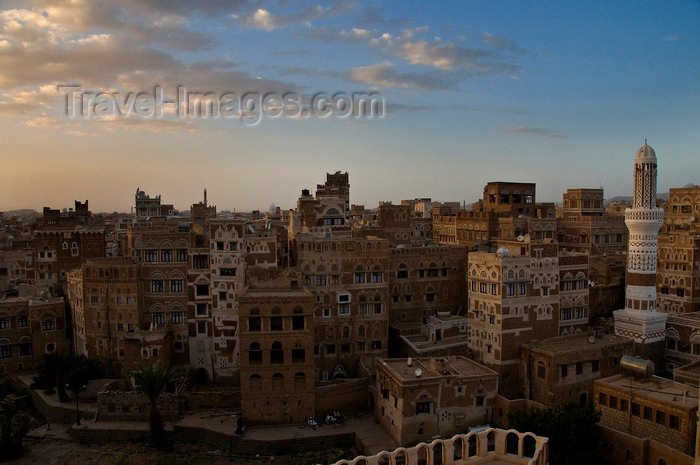 yemen40: Sana'a / Sanaa, Yemen: view of the Old City at sun down - towers in the skyline - Harat Dawd quarter - UNESCO World Heritage Site - photo by J.Pemberton - (c) Travel-Images.com - Stock Photography agency - Image Bank