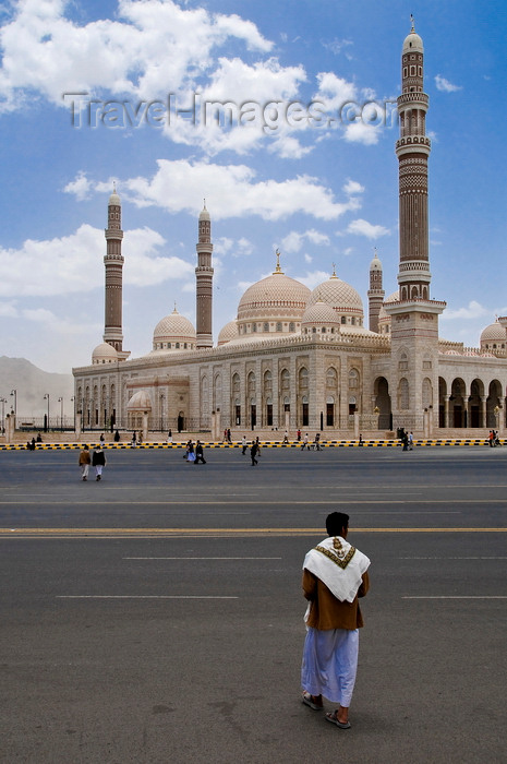 yemen43: Sana'a / Sanaa, Yemen: man walks to the Ali Abdullah Saleh Mosque - designed for 40,000 worshippers - photo by J.Pemberton - (c) Travel-Images.com - Stock Photography agency - Image Bank