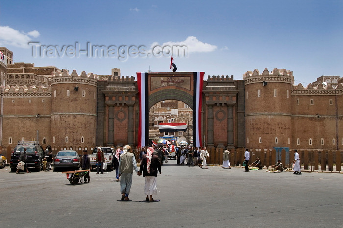 yemen46: Sana'a / Sanaa, Yemen: Bab-al-Yemen / Yemen gate from outside Old City - 13th century - main entrance to the walled Old City - photo by J.Pemberton - (c) Travel-Images.com - Stock Photography agency - Image Bank