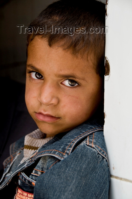 yemen48: Sana'a / Sanaa, Yemen: portrait of young boy - photo by J.Pemberton - (c) Travel-Images.com - Stock Photography agency - Image Bank