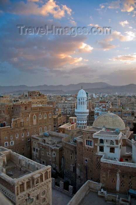 yemen52: Sana'a / Sanaa, Yemen: view over Old City - mosque and old style skycrapers - UNESCO world heritage - photo by J.Pemberton - (c) Travel-Images.com - Stock Photography agency - Image Bank