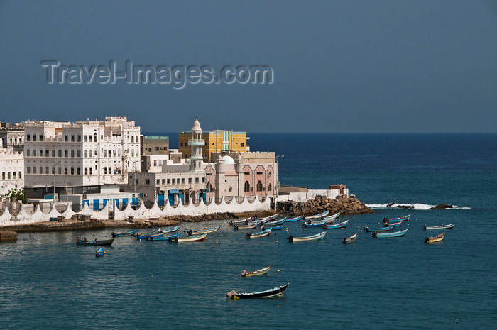 yemen53: Al Mukalla, Hadhramaut Governorate, Yemen: view of part of Old Town - fishing boats and mosque - capital of the Qu'aiti sultanate till 1967 - Arabian Sea - photo by J.Pemberton - (c) Travel-Images.com - Stock Photography agency - Image Bank