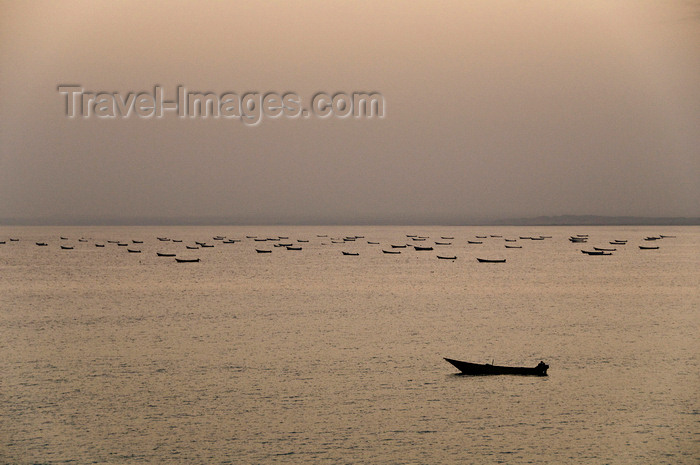 yemen54: Ras Sharma, Hadhramaut Governorate, Yemen: fishing boats - Arabian Sea - Gulf of Aden - photo by J.Pemberton - (c) Travel-Images.com - Stock Photography agency - Image Bank