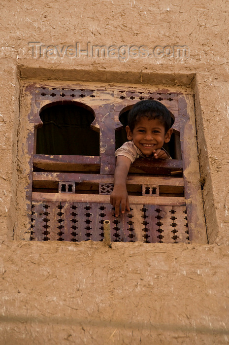 yemen58: Shibam, Hadhramaut Governorate, Yemen: boy looking out window - Old Walled City of Shibam - mud building - photo by J.Pemberton - (c) Travel-Images.com - Stock Photography agency - Image Bank