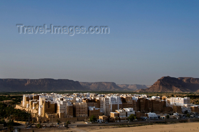 yemen60: Shibam, Hadhramaut Governorate, Yemen: view of the town - Old Walled City - UNESCO World Heritage Site - photo by J.Pemberton - (c) Travel-Images.com - Stock Photography agency - Image Bank