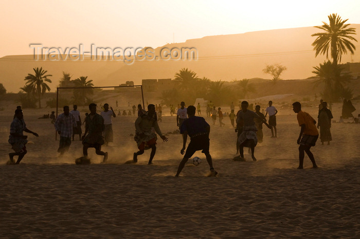 yemen62: Shibam, Hadhramaut Governorate, Yemen: locals playing soccer at sun down - football in the sand - photo by J.Pemberton - (c) Travel-Images.com - Stock Photography agency - Image Bank