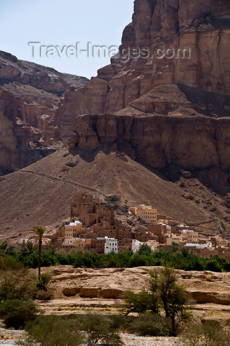 yemen64: Wadi Hadhramaut, Hadhramaut Governorate, Yemen: traditional village at the base of a mountain - photo by J.Pemberton - (c) Travel-Images.com - Stock Photography agency - Image Bank