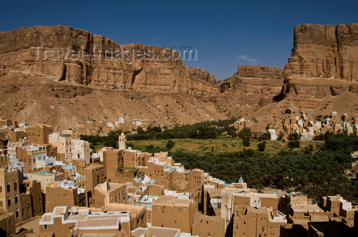 yemen68: Wadi Hadhramaut, Hadhramaut Governorate, Yemen: traditional villages -  majestic sandstone cliffs and fields along the valley - mud architecture - terraces - photo by J.Pemberton - (c) Travel-Images.com - Stock Photography agency - Image Bank