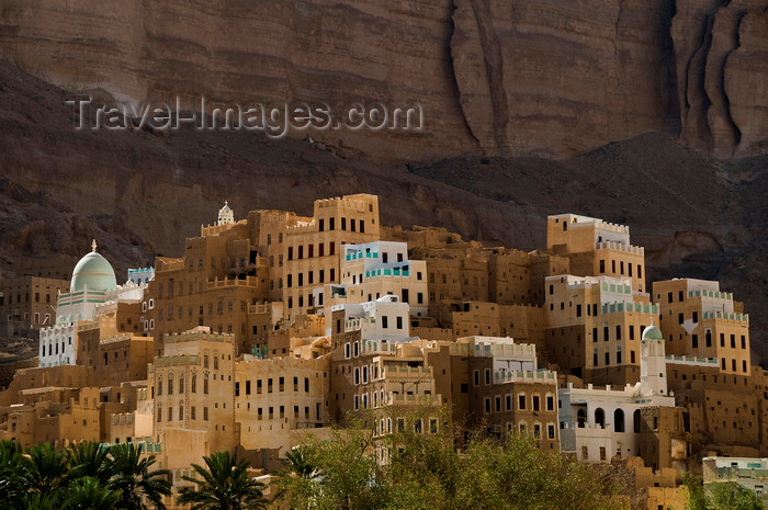 yemen69: Wadi Hadhramaut, Hadhramaut Governorate, Yemen: traditional village - mud towers and cliff face - photo by J.Pemberton - (c) Travel-Images.com - Stock Photography agency - Image Bank