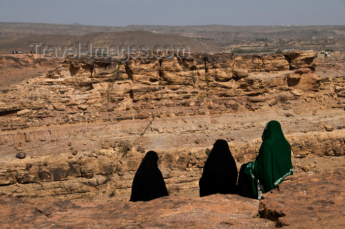 yemen7: Wadi Dhahr, Al-Mahwit Governorate, Yemen: women in hijab looking out over the Wadi - abayas - photo by J.Pemberton - (c) Travel-Images.com - Stock Photography agency - Image Bank