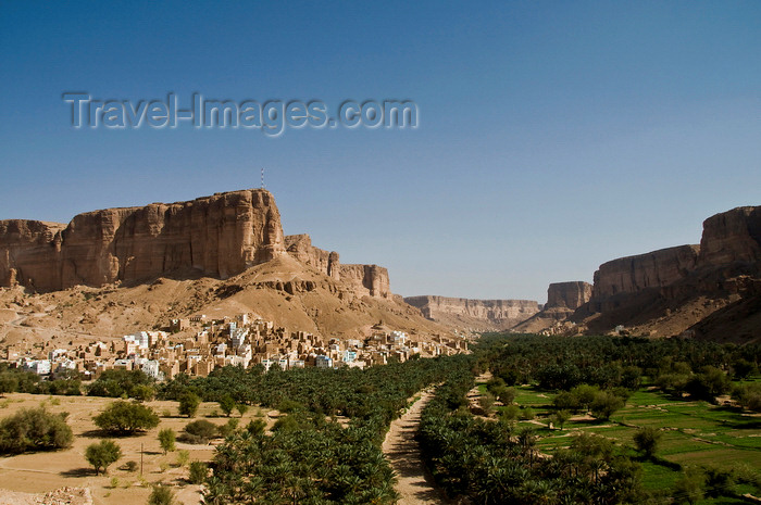 yemen70: Wadi Hadhramaut, Hadhramaut Governorate, Yemen: traditional village at the entrance to Wadi Dawan - photo by J.Pemberton - (c) Travel-Images.com - Stock Photography agency - Image Bank