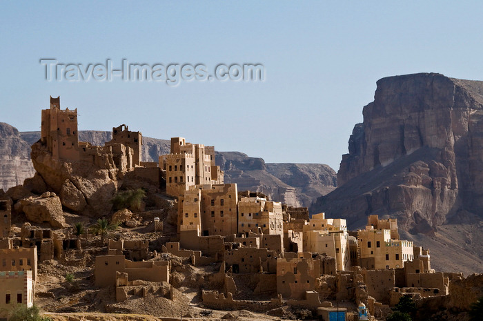 yemen71: Wadi Hadhramaut, Hadhramaut Governorate, Yemen: traditional village on a rocky outcrop - mud brick buildings - photo by J.Pemberton - (c) Travel-Images.com - Stock Photography agency - Image Bank