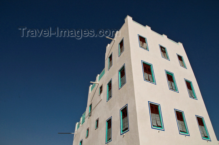 yemen72: Wadi Hadhramaut, Hadhramaut Governorate, Yemen: modern buildings use ancient architectural shapes - photo by J.Pemberton - (c) Travel-Images.com - Stock Photography agency - Image Bank