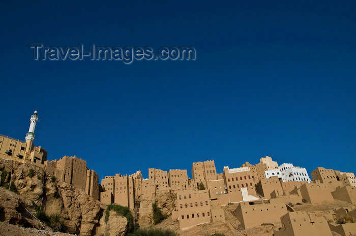 yemen73: Wadi Hadramaut, Hadhramaut Governorate, Yemen: traditional village on cliff top - high-rise architecture - loam houses - photo by J.Pemberton - (c) Travel-Images.com - Stock Photography agency - Image Bank