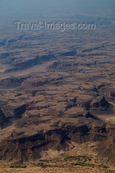 yemen77: Wadi Hadhramaut, Hadhramaut Governorate, Yemen: view of Wadi water erosion patterns from the air - sandstone formations - photo by J.Pemberton - (c) Travel-Images.com - Stock Photography agency - Image Bank