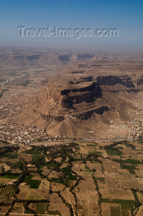 yemen78: Wadi Hadhramaut, Hadhramaut Governorate, Yemen: view of Wadi villages and fields from plane - photo by J.Pemberton - (c) Travel-Images.com - Stock Photography agency - Image Bank