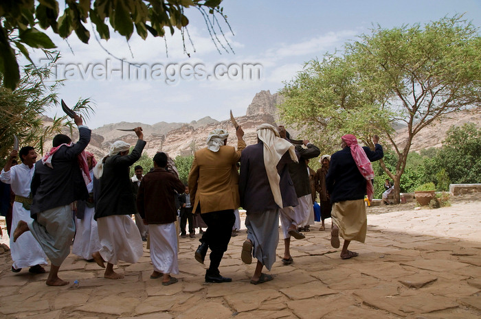 yemen79: Wadi Dhahr, Al-Mahwit Governorate, Yemen: men with drawn jambiyas performing wedding dance outside Dar al-Hajar palace - women have a separate celebration - photo by J.Pemberton - (c) Travel-Images.com - Stock Photography agency - Image Bank