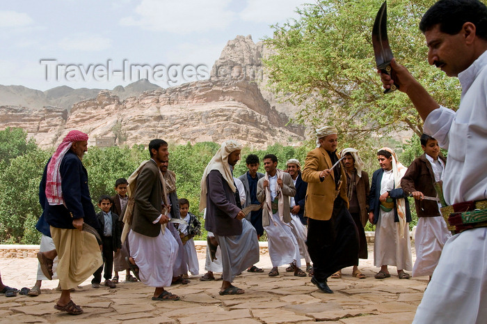 yemen80: Wadi Dhahr, Al-Mahwit Governorate, Yemen: men with Jambiya daggers performing wedding dance outside Dar al-Hajar palace - photo by J.Pemberton - (c) Travel-Images.com - Stock Photography agency - Image Bank