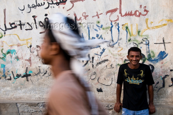 yemen81: Al Hudaydah / Hodeida, Yemen: local man in front of graffitied wall - photo by J.Pemberton - (c) Travel-Images.com - Stock Photography agency - Image Bank