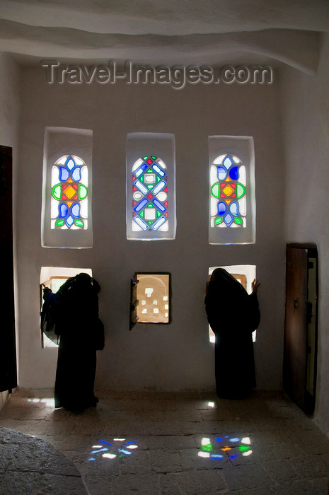 yemen9: Wadi Dhahr, Al-Mahwit Governorate, Yemen: women looking out the windows of Dar al-Hajar Palace - stained-glass takhrim windows - photo by J.Pemberton - (c) Travel-Images.com - Stock Photography agency - Image Bank