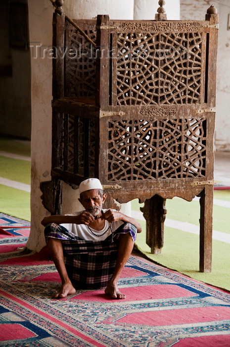 yemen93: Zabid, Al Hudaydah governorate, Yemen: man with prayer beads at the Great Mosque - the town has more than 100 old mosques - UNESCO World Heritage Site - photo by J.Pemberton - (c) Travel-Images.com - Stock Photography agency - Image Bank