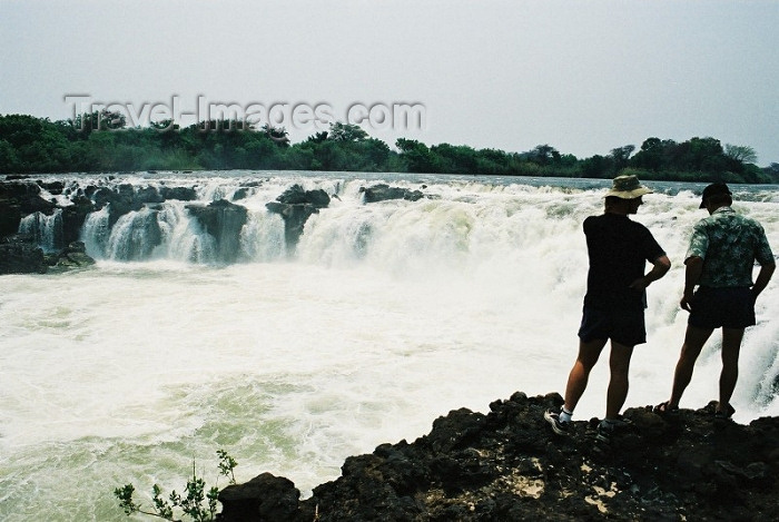 zambia1: Victoria Falls / Mosi-oa-Tunya, Zambia: spectators looking at the falls - photo by C.Engelbrecht - (c) Travel-Images.com - Stock Photography agency - Image Bank