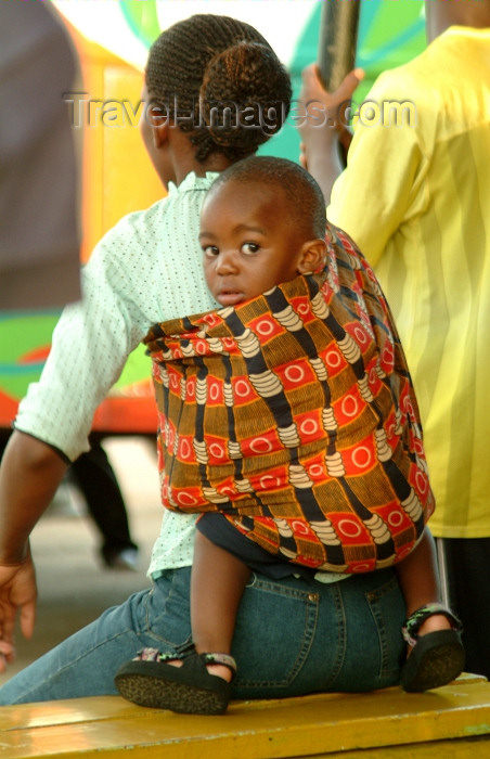 zambia14: Zambia - Livingstone: waiting for a bus - curious toddler on his mother's back - photo by J.Banks - (c) Travel-Images.com - Stock Photography agency - Image Bank