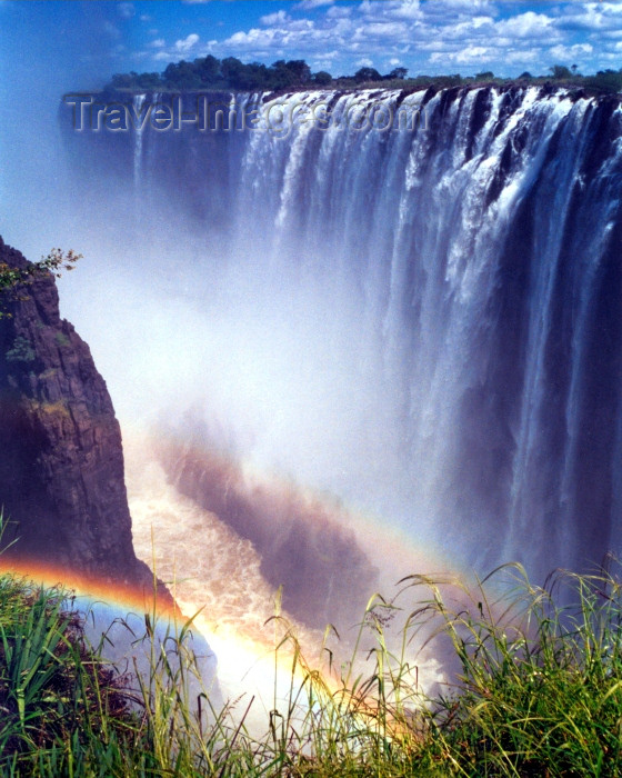 zambia3: Victoria Falls / Mosi-oa-Tunya,  Zambia: finding the rainbow - Unesco world heritage site - photo by B.Cloutier - (c) Travel-Images.com - Stock Photography agency - Image Bank