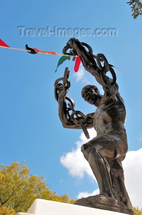 zambia31: Lusaka, Zambia: Freedom Monument, an african breaks the chains of Colonialism - sculptor James Butler - Independence Avenue, Kayombo street - photo by M.Torres - (c) Travel-Images.com - Stock Photography agency - Image Bank