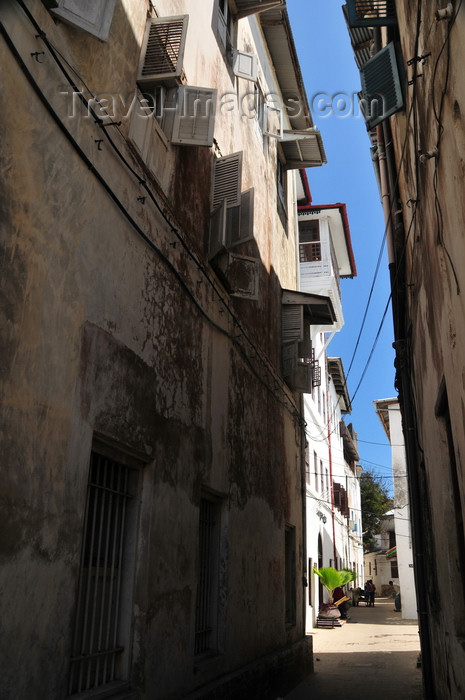 zanzibar108: Stone Town, Zanzibar, Tanzania: dark alley - Shangani - photo by M.Torres - (c) Travel-Images.com - Stock Photography agency - Image Bank