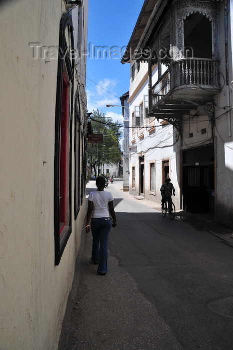 zanzibar111: Stone Town, Zanzibar, Tanzania: walking along Suicide alley - Shangani - photo by M.Torres - (c) Travel-Images.com - Stock Photography agency - Image Bank