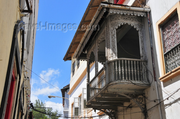 zanzibar112: Stone Town, Zanzibar, Tanzania: decorated balcony over Suicide alley - Shangani - photo by M.Torres - (c) Travel-Images.com - Stock Photography agency - Image Bank