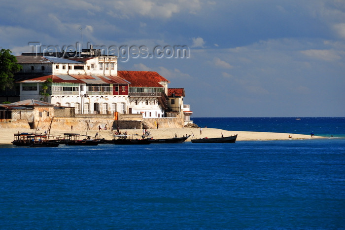 zanzibar114: Stone Town, Zanzibar, Tanzania: beach and dhows - Shangani point - photo by M.Torres - (c) Travel-Images.com - Stock Photography agency - Image Bank