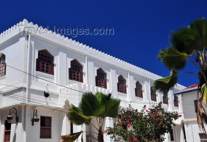 zanzibar123: Stone Town, Zanzibar, Tanzania: Ijumaa Mosque - white façade and deep blue sky - Malindi area - photo by M.Torres - (c) Travel-Images.com - Stock Photography agency - Image Bank