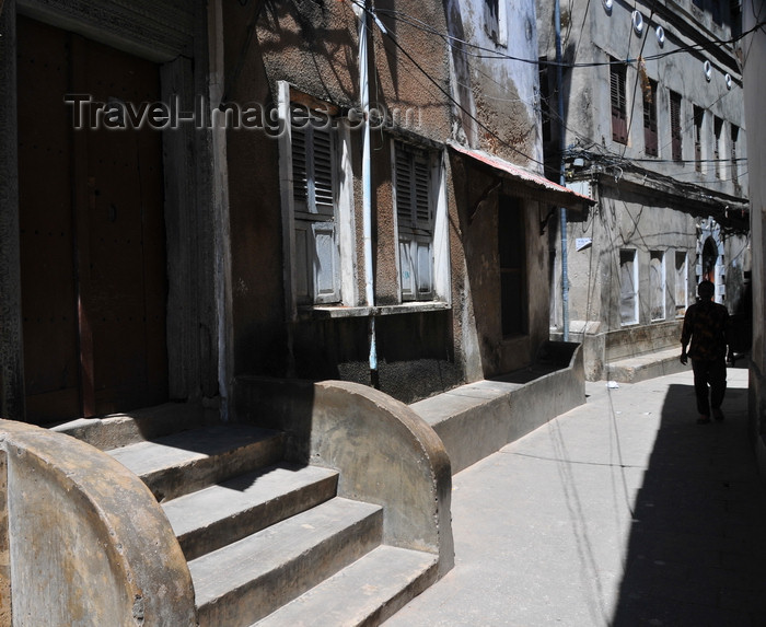 zanzibar124: Stone Town, Zanzibar, Tanzania: Hurumzi area - building with a 'Baraza', a low stone bench along the façade - sun and shade - street scene - photo by M.Torres - (c) Travel-Images.com - Stock Photography agency - Image Bank