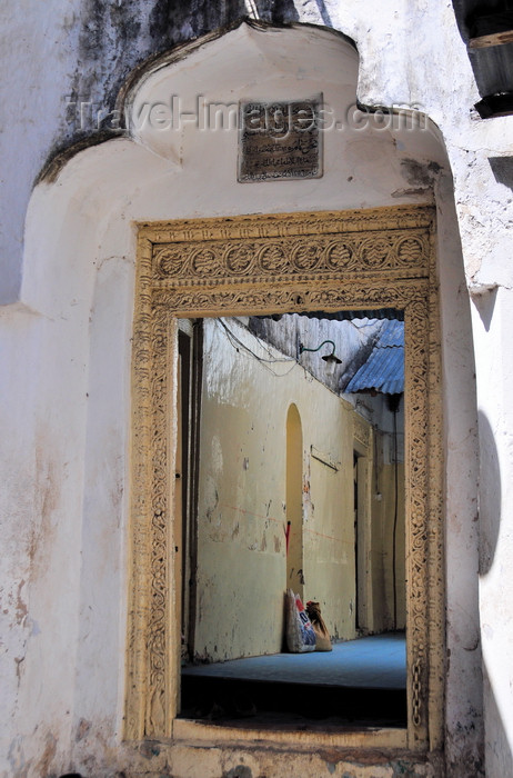 zanzibar131: Stone Town, Zanzibar, Tanzania: Mskiti wa Balnara - Malindi Minaret Mosque entrance - intricate decoration - Islamic architecture - Malindi area - photo by M.Torres - (c) Travel-Images.com - Stock Photography agency - Image Bank