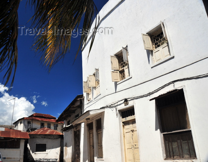 zanzibar136: Stone Town, Zanzibar, Tanzania: white façade - Malindi area - photo by M.Torres - (c) Travel-Images.com - Stock Photography agency - Image Bank