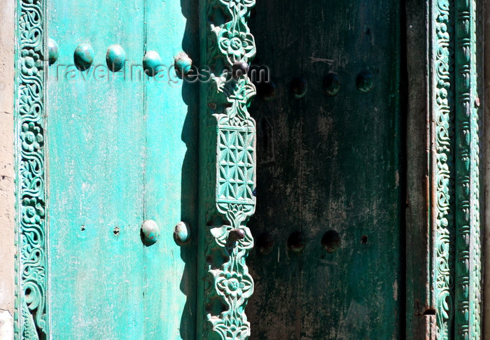zanzibar145: Stone Town, Zanzibar, Tanzania: ornately carved rustic wooden door - Malindi area - photo by M.Torres - (c) Travel-Images.com - Stock Photography agency - Image Bank