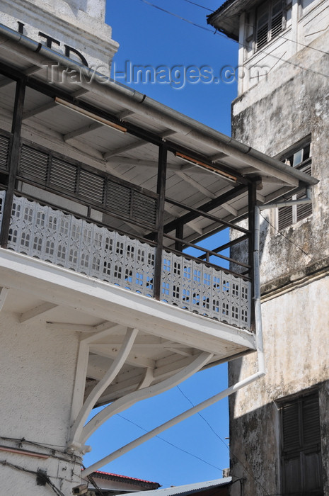 zanzibar151: Stone Town, Zanzibar, Tanzania: balcony of the People's Bank - Soko Muhogo area - photo by M.Torres - (c) Travel-Images.com - Stock Photography agency - Image Bank