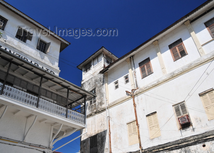 zanzibar152: Stone Town / Mji Mkongwe, Zanzibar, Tanzania: corner - balcony of the People's Bank - small square behind the Fort - Soko Muhogo area - photo by M.Torres - (c) Travel-Images.com - Stock Photography agency - Image Bank