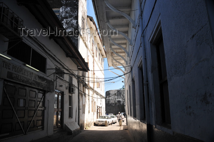 zanzibar157: Stone Town, Zanzibar, Tanzania: dark alley by the People's Bank - Soko Muhogo area - photo by M.Torres - (c) Travel-Images.com - Stock Photography agency - Image Bank