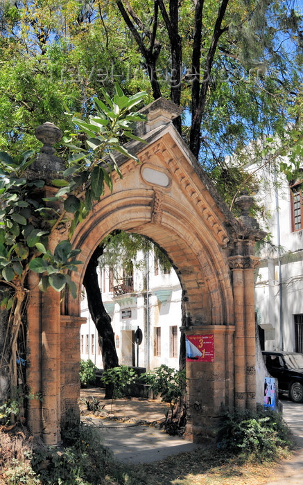 zanzibar159: Stone Town, Zanzibar, Tanzania: Portuguese arch - Victoria Gardens - Vuga area - photo by M.Torres - (c) Travel-Images.com - Stock Photography agency - Image Bank