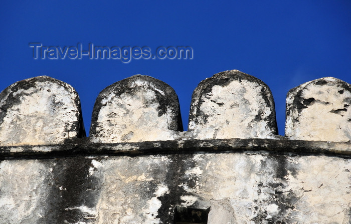 zanzibar16: Stone Town, Zanzibar, Tanzania: Old fort - crenellation - Arab fort - Ngome Kongwe - photo by M.Torres - (c) Travel-Images.com - Stock Photography agency - Image Bank