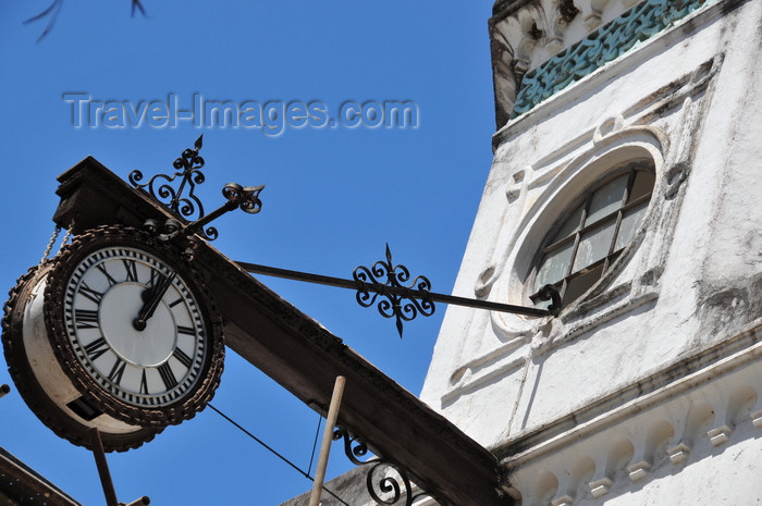 zanzibar162: Stone Town, Zanzibar, Tanzania: hanging clock of the Old High Court - Mahakama Kuu - Vuga area - photo by M.Torres - (c) Travel-Images.com - Stock Photography agency - Image Bank