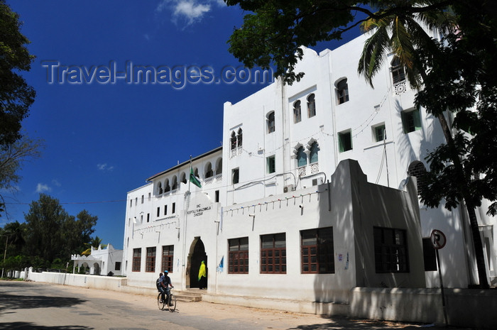 zanzibar166: Stone Town, Zanzibar, Tanzania: Mnazi Mmoja Hospital, named after Lenin in more ideological times - Hospitaliya Mnazimmoja Zanzibar - Kaunda road - Vuga area - photo by M.Torres - (c) Travel-Images.com - Stock Photography agency - Image Bank