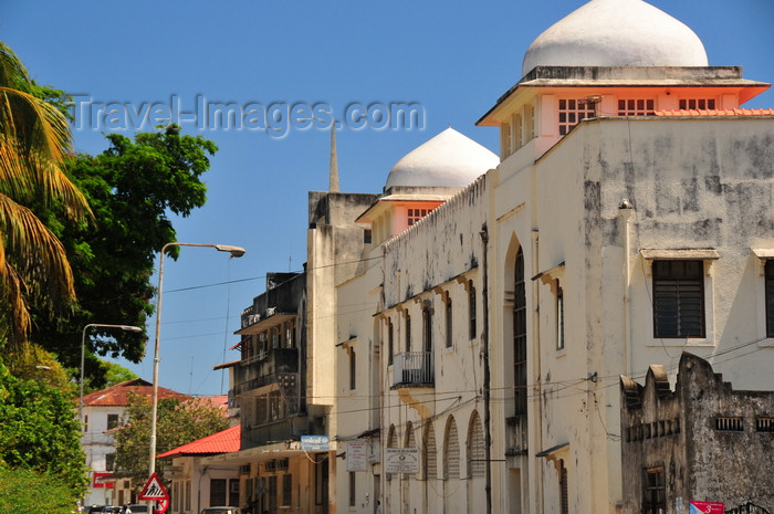 zanzibar171: Stone Town, Zanzibar, Tanzania: Museum road - the State University of Zanzibar - SUZA - Vuga area - photo by M.Torres - (c) Travel-Images.com - Stock Photography agency - Image Bank