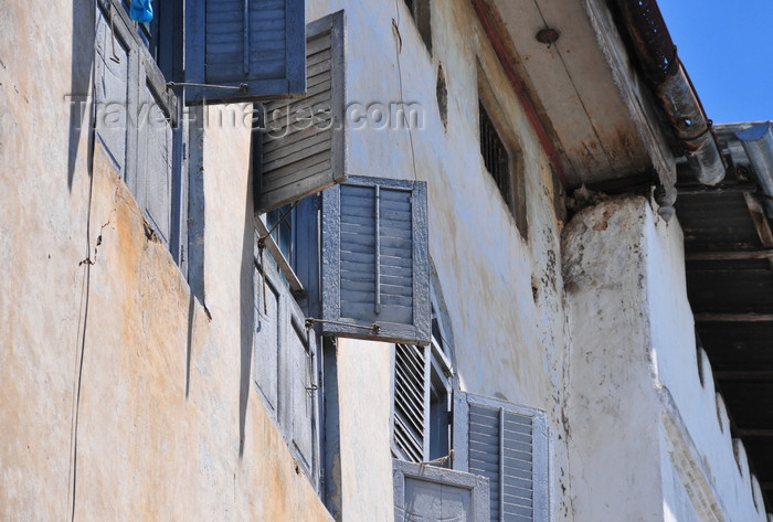 zanzibar178: Stone Town, Zanzibar, Tanzania: windows with shutters - Mkunazini area - photo by M.Torres - (c) Travel-Images.com - Stock Photography agency - Image Bank